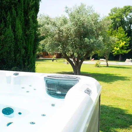 Piscine Jacuzzi Proche Montpellier Et Plages 拉特斯
